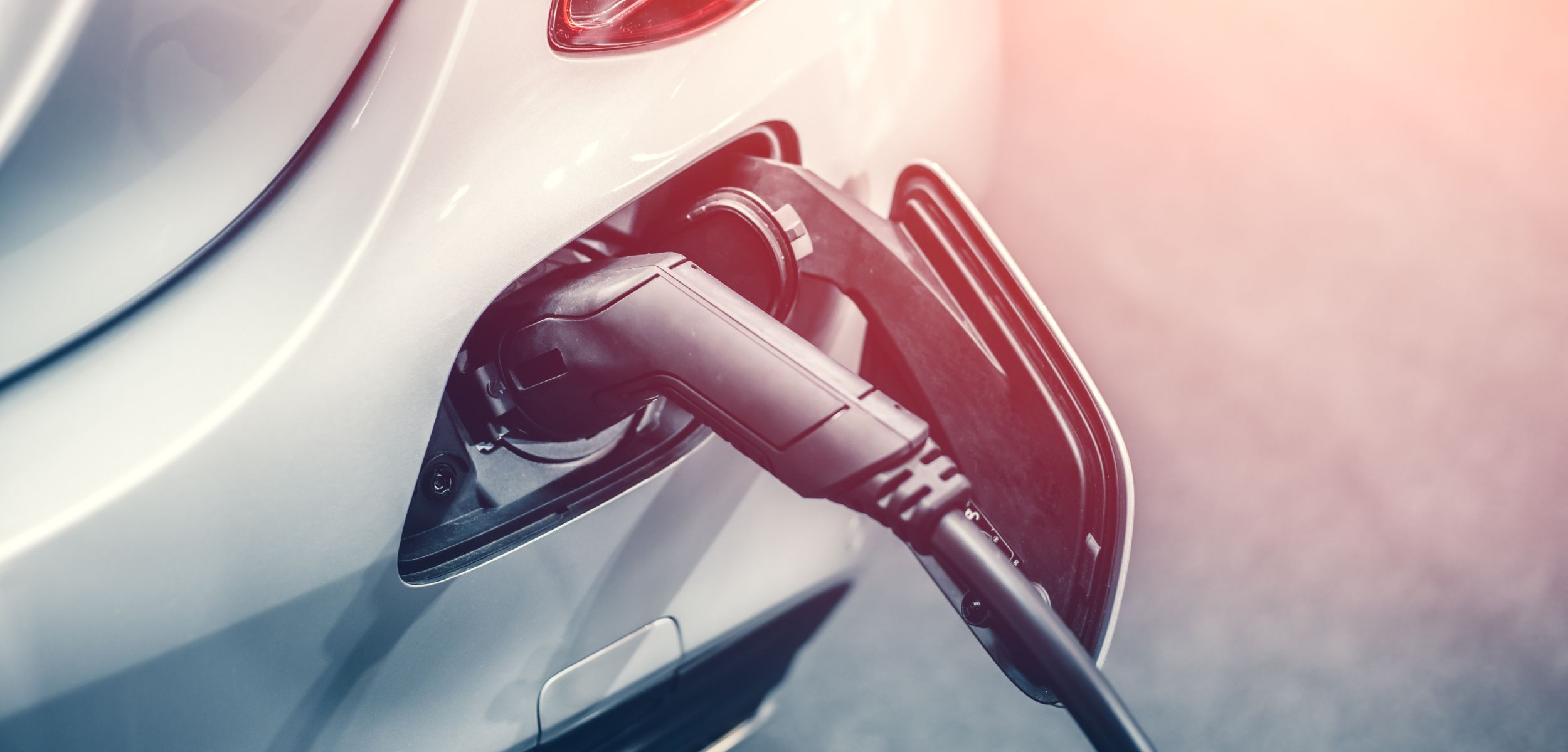 close up af en elbil der lader