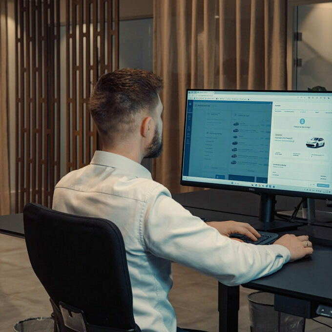 Steffen sidder med den professionelle afgift beregner