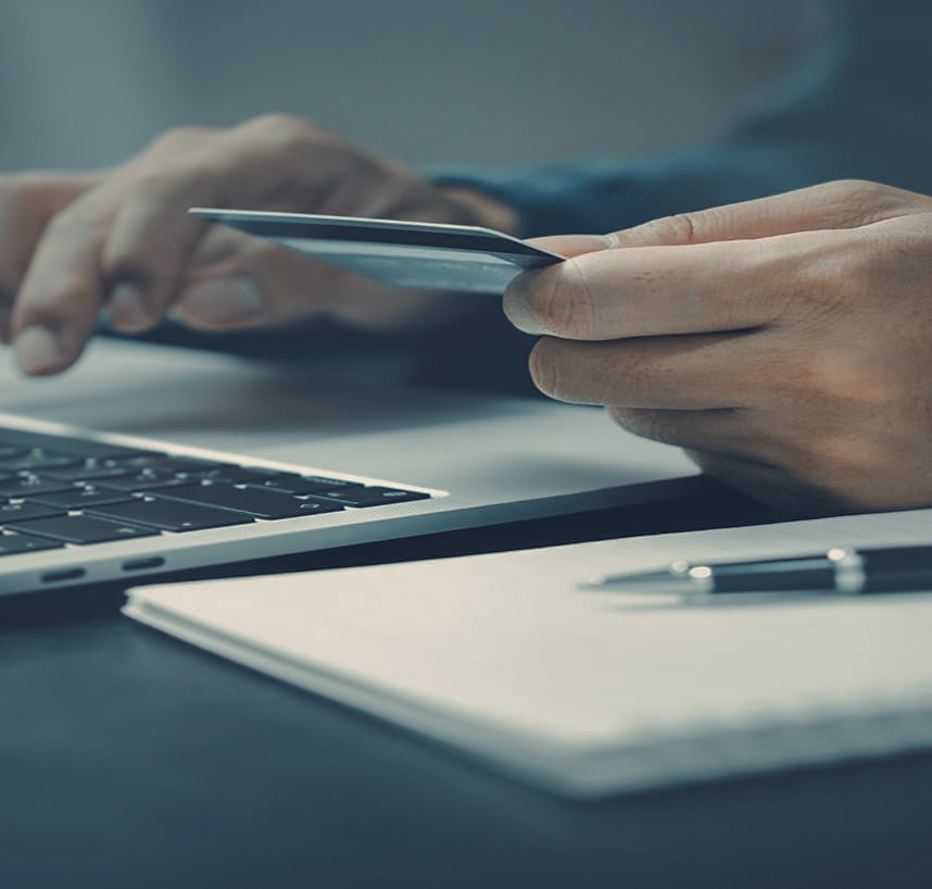Partnerskaber 12 a person holding a card and using a laptop