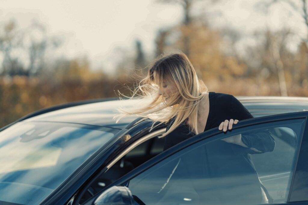 Partnerskaber 3 a woman leaning on a car