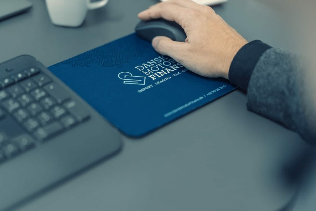 Partnerskaber 13 a hand on a mouse pad