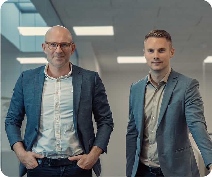 Partnerskaber 11 two men standing in a room