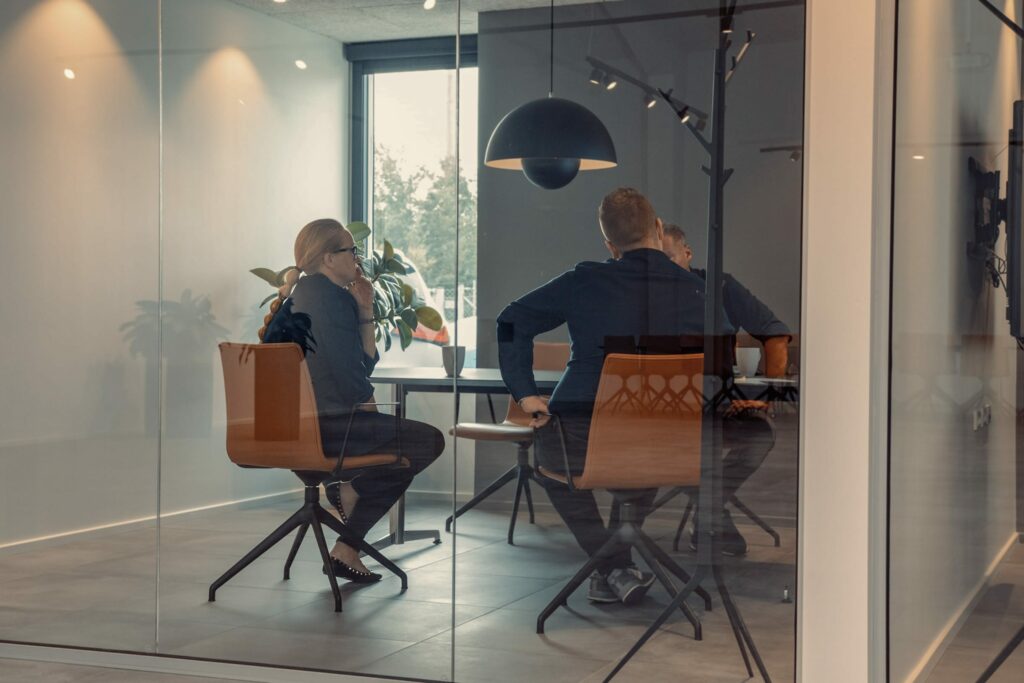 Partnerskaber 8 a group of people sitting at a table